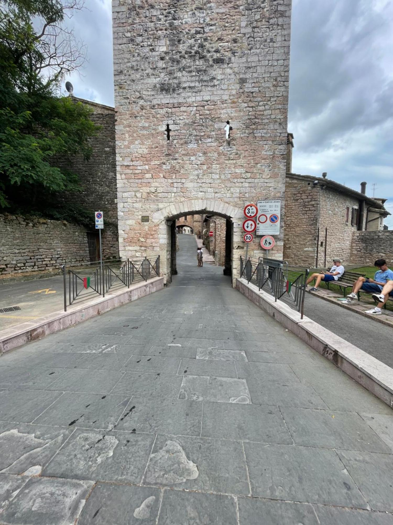 Happy House - Porta San Giacomo Lägenhet Assisi Exteriör bild